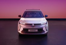 Renault Scenic E-Tech: Analiza, Cena in Doseg (Evropski avto leta) Sprednji del električnega vozila Renault Scenic E-Tech, Evropskega avta leta 2024, z novim dizajnom maske in LED žarometi.