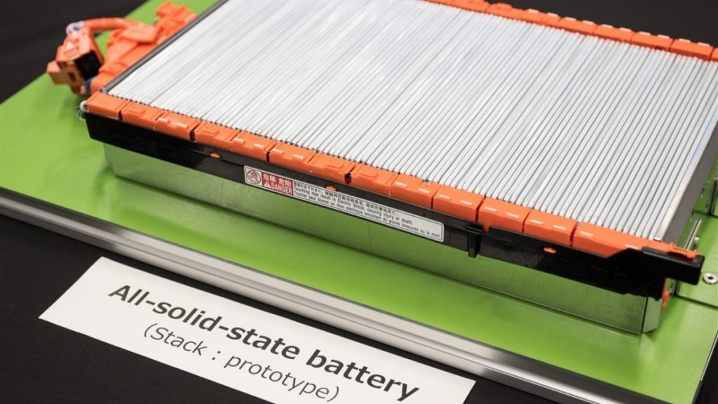Prototip prihajajoče BYD solid-state baterije, ki za leto 2027 obljublja 1000 km dosega.